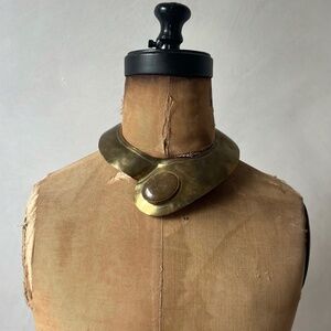 VINTAGE BRASS NATURAL STONE CABOCHON SCULPTURAL COLLAR NECKLACE